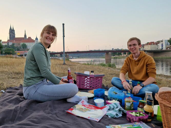 Studierende beim Picknick an der Elbe in Meißen