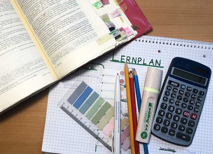 Stifte, Textmarker und Post-Its zum Lernplan erstellen fürs Studium