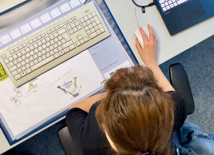 Praktikantin am Computer der Deutschen Rentenversicherung Mitteldeutschland